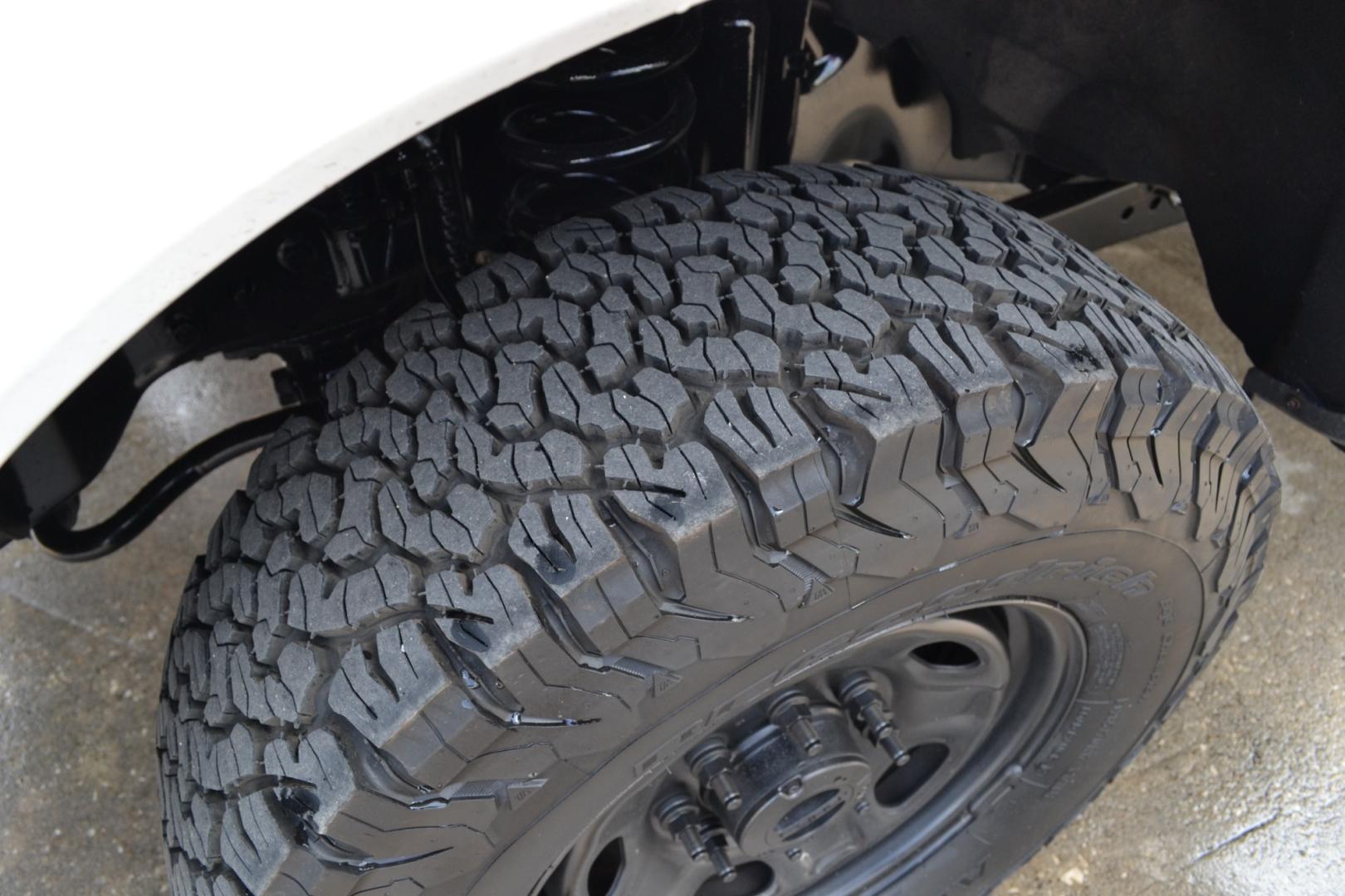 2019 WHITE /GRAY Ford F-350 with an POWERSTROKE 6.7L DIESEL engine, 6SPD AUTOMATIC transmission, located at 9172 North Fwy, Houston, TX, 77037, (713) 910-6868, 29.887470, -95.411903 - CREW CAB, 4X4, 11,500LB GVWR , WB: 176", RATIO: 3.31, 8.5FT FLATBED, 84" WIDE, GOOSENECK/BUMPER PULL HITCH, EXHAUST BRAKE, REVERSE CAMERA , POWER INVERTER, FULLY LOADED - Photo#20